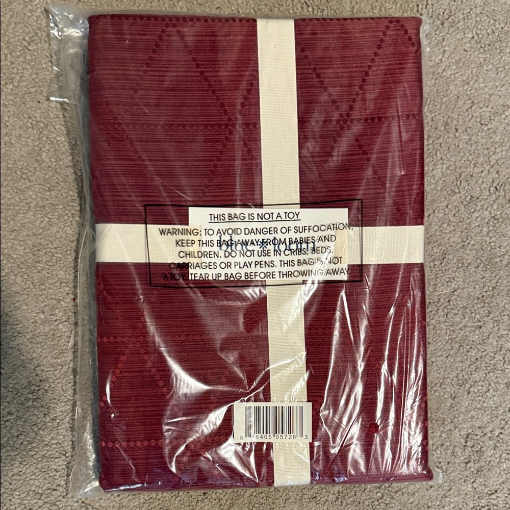 Blue Loom Elegant burgundy diamond jacquard Dining Table Linen 60 x 84